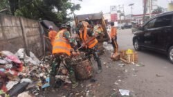 Satgas Sampah Bersama Warga Gotong Royong Angkut Sampah