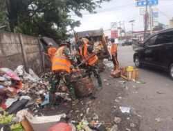 Satgas Sampah Bersama Warga Gotong Royong Angkut Sampah