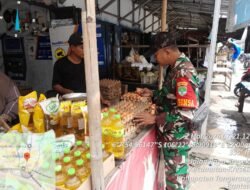 Pastikan Harga Stabil, Babinsa Cek Harga Sembako Selama Ramadhan