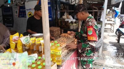 Pastikan Harga Stabil, Babinsa Cek Harga Sembako Selama Ramadhan