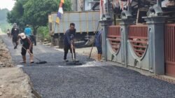 Kejar Target Penyelesaian, Satgas TMMD Reguler ke-127 Kodim 0713/Brebes Mulai Tahap Pengaspalan Jalan