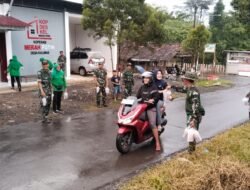 Anggota Koramil 08/Randudongkal Bersama Persit Ranting 9 Bagikan Takjil kepada Warga di Desa Kalimas