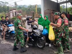Koramil 12/Watukumpul Bersama Persit Bagikan Takjil di Depan Pembangunan KDKMP Desa Majakerta