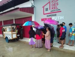 Babinsa Koramil 01/Pemalang Dampingi UMKM Jual Takjil di Koperasi Desa Merah Putih