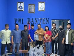 PWI Banten dan Yayasan Mengetuk Pintu Langit Berikan Santunan Kepada Anak Yatim