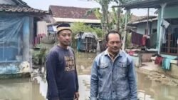 Camat Mekar Baru, H. Iman Bahlawi, Kunjungi Tiga Desa Terdampak Banjir