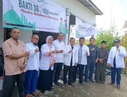 Perhimpunan Dokter Umum (PDUI) Banten Berbagi Paket Sembako Pada Masyarakat Selapajang Cisoka