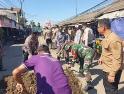Jalan Berlobang Jadi Mulus, Babinsa Koramil Ikut Laksanakan Program Asri