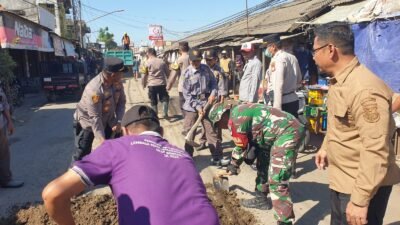 Jalan Berlobang Jadi Mulus, Babinsa Koramil Ikut Laksanakan Program Asri
