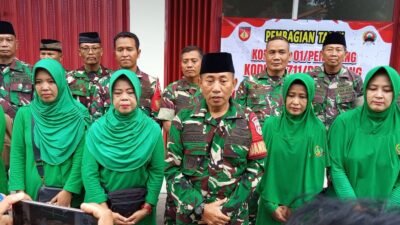 Ramadhan Penuh Berkah, Koramil 01/Pemalang Bersama Persit Bagikan 300 Takjil kepada Warga Paduraksa