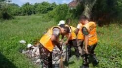 Gerakan Cepat Satgas Kodim 0510/Trs Bersihkan Tumpukan Sampah di Mekar Baru