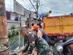 Satgas Sampah Kodim 0510/Trs Bersihkan Kali Cikupa, Warga Turut Aktif