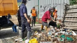 Sangat Peduli Lingkungan, Satgas Sampah Bersihkan Jalan Balaraja – Kronjo