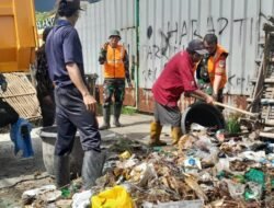Sangat Peduli Lingkungan, Satgas Sampah Bersihkan Jalan Balaraja – Kronjo
