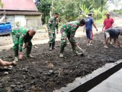 Babinsa Purana dan Masyarakat Bahu Membahu Ratakan Tanah di Halaman Koperasi Desa Merah Putih