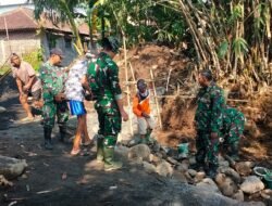 TNI Kodim 0711/Pemalang Bersama Warga Bangun Jembatan Garuda di Desa Sikasur