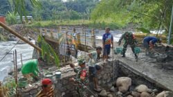 TNI dan Warga Gotong Royong Bangun Jembatan Garuda di Desa Sikasur