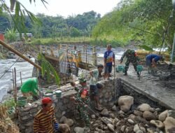 TNI dan Warga Gotong Royong Bangun Jembatan Garuda di Desa Sikasur