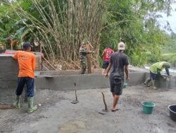 TNI Bersama Warga Lanjutkan Pengecoran Pondasi Jembatan Garuda di Desa Sikasur