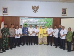 Haris Setiana, S.Si,M.Si. Serahkan Tongkat Kepemimpinan KPH Gundih kepada Ronny Merdyanto, S.Hut