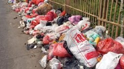 Tumpukan Sampah di Jalan Raya Kresek Picu Keluhan Warga dan Ancam Kesehatan Lingkungan