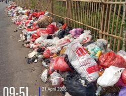 Tumpukan Sampah di Jalan Raya Kresek Picu Keluhan Warga dan Ancam Kesehatan Lingkungan