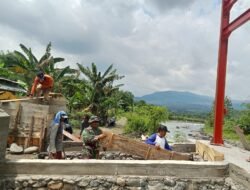 TNI dan Warga Lanjutkan Pembangunan Jembatan Garuda, Fokus Pengecoran dan Pemasangan Tiang Pylon