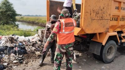 Pantang Menyerah Satgas Sampah Kodim 0510/Tigaraksa Bersihkan Sampah Desa Cibetok