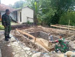 TNI dan Warga Bangun Jembatan Perintis Garuda di Desa Blimbing, Ampelgading
