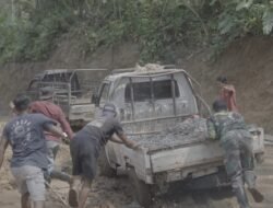 Lawan Medan Berat, Satgas TMMD dan Warga Krangean Bahu-membahu Evakuasi Kendaraan Material