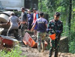 Dari Batang Kelapa Menuju Jalan Beton, Gotong Royong Warnai TMMD di Krangean 