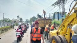 Satgas Sampah Koramil 02/Curug Turun Tangan, Bersihkan Lingkungan di Desa Kadu
