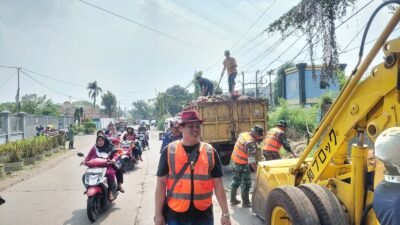 Satgas Sampah Koramil 02/Curug Turun Tangan, Bersihkan Lingkungan di Desa Kadu