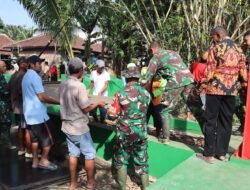 Koramil 11/Belik Bersama Warga Desa Sikasur Gelar Kerja Bakti Bersihkan Lingkungan Jembatan Perintis Garuda