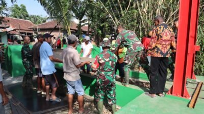 Koramil 11/Belik Bersama Warga Desa Sikasur Gelar Kerja Bakti Bersihkan Lingkungan Jembatan Perintis Garuda