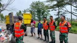 Jelang Idul Adha,Satgas Sampah Koramil Rajeg Bersihkan Sampah di Desa Tanjakan