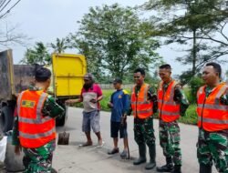 Jelang Idul Adha,Satgas Sampah Koramil Rajeg Bersihkan Sampah di Desa Tanjakan