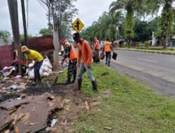 Satgas Sampah Kodim 0510/Tigaraksa Gerak Cepat Bersihkan Tumpukan Sampah di Desa Bojong