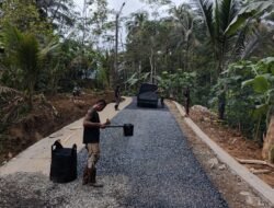 Aspal Baru Membawa Senyum Warga Krangean