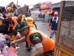 SATGAS SAMPAH KORAMIL 13/CISOKA BERSIHKAN TUMPUKAN SAMPAH DI DESA CISOKA