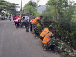 Satgas Sampah Kodim 0510/TRS Gercep Bersihkan Sampah di Jalan Rajeg