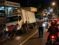 Truk Mogok di Tanjakan Cibadak Sebabkan Macet, Pemasok Mengaku Ditekan Biaya Derek dan Dimarahi Oknum Anggota Polsek Cibadak