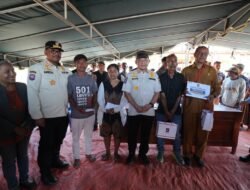 Lanjutkan Peninjauan, Mendagri Tito Sampaikan Bantuan Duka di Desa Waekokak, Nagekeo
