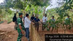 Babinsa Koramil 14/Panongan Dampingi Peternak Bebek Petelur, Perkuat Ketahanan Pangan di Tingkat Desa