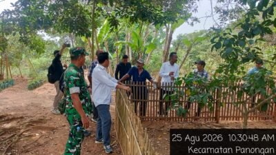 Babinsa Koramil 14/Panongan Dampingi Peternak Bebek Petelur, Perkuat Ketahanan Pangan di Tingkat Desa