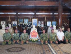 Pangdam IV/Diponegoro Dampingi Panglima TNI Ziarah ke Makam Jenderal Besar TNI (Purn) Soeharto di Giri Bangun