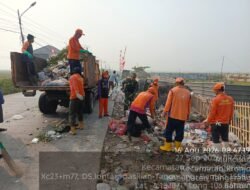 Satgas Sampah Kodim 0510/Tigaraksa Bersama Warga Bersihkan Tumpukan Sampah di Desa Pasilian