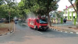 Water Tank Kodim 0510/Tigaraksa Bersihkan Jalan dari Abu Vulkanik Dampak Erupsi Gunung Anak Krakatau