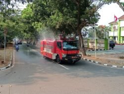 Water Tank Kodim 0510/Tigaraksa Bersihkan Jalan dari Abu Vulkanik Dampak Erupsi Gunung Anak Krakatau