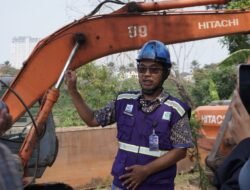 Mitigasi Dampak Kemarau, PERUMDAM TKR Lakukan Pengerukan Lumpur untuk Buka Jalur Air Baku